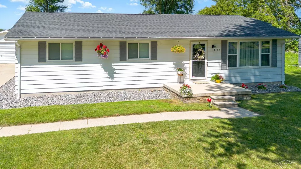Exterior - 4888 Cole Rd, Saginaw, MI 48601 photo 8 of 11