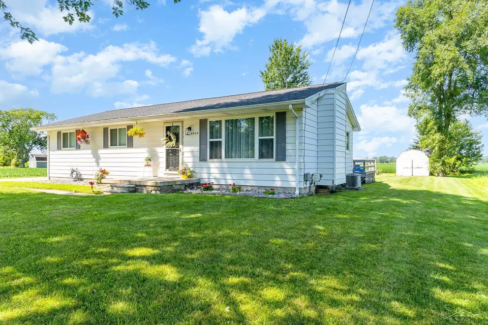 Exterior - 4888 Cole Rd, Saginaw, MI 48601 photo 10 of 11