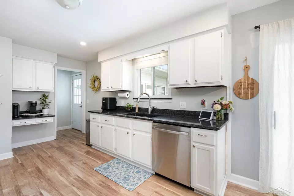 Kitchen - 4888 Cole Rd, Saginaw, MI 48601 photo 2 of 3