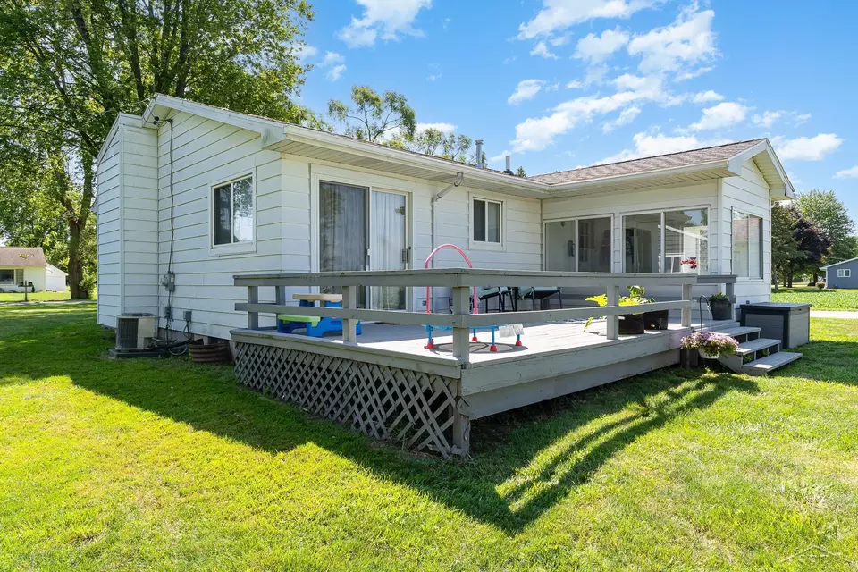 Exterior - 4888 Cole Rd, Saginaw, MI 48601 photo 5 of 11