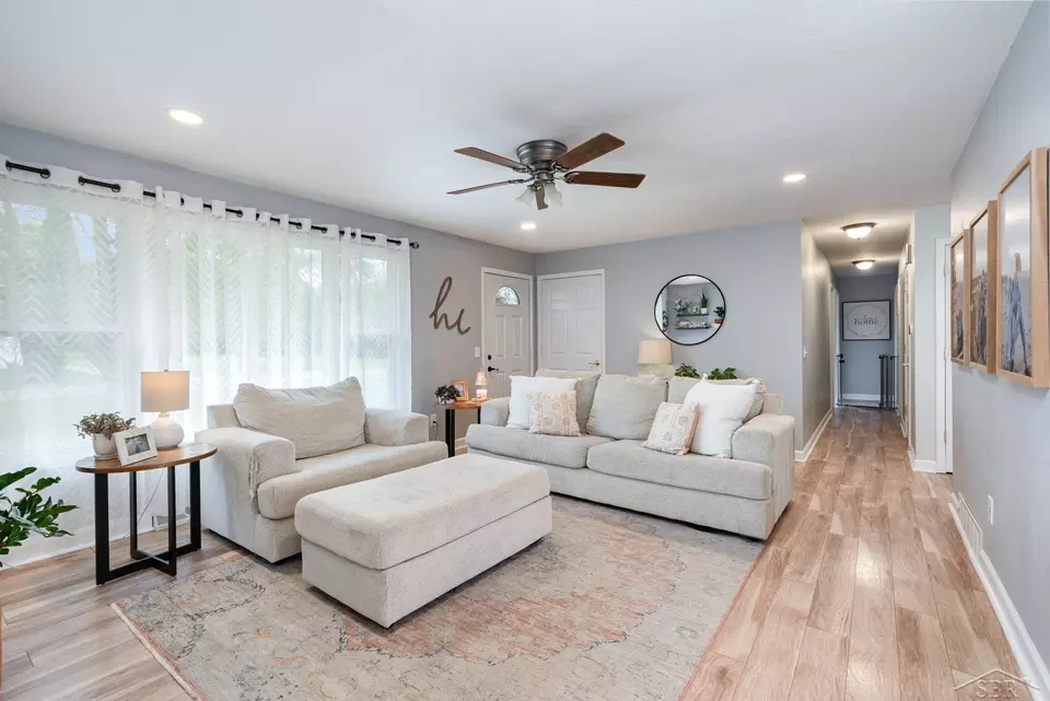 Entry Way - 4888 Cole Rd, Saginaw, MI 48601 photo 1 of 1