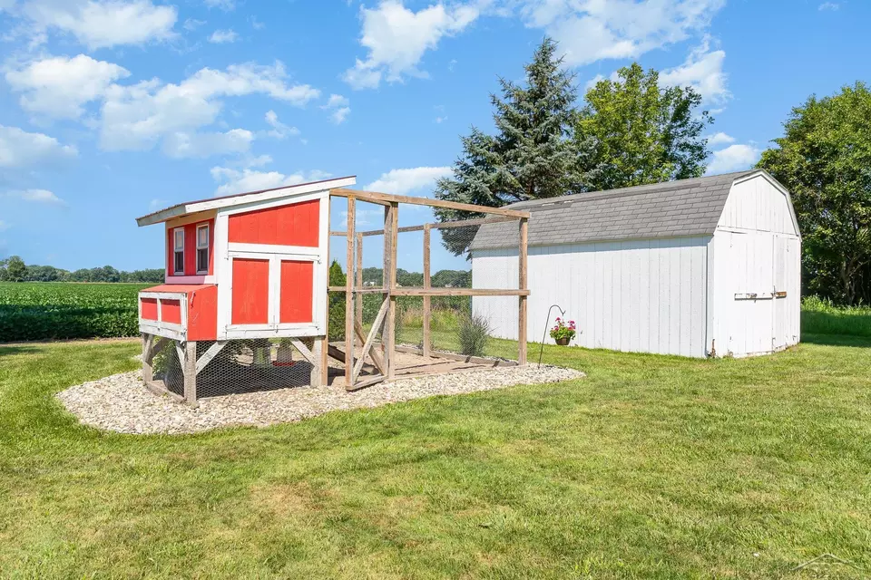 Exterior - 4888 Cole Rd, Saginaw, MI 48601 photo 3 of 11