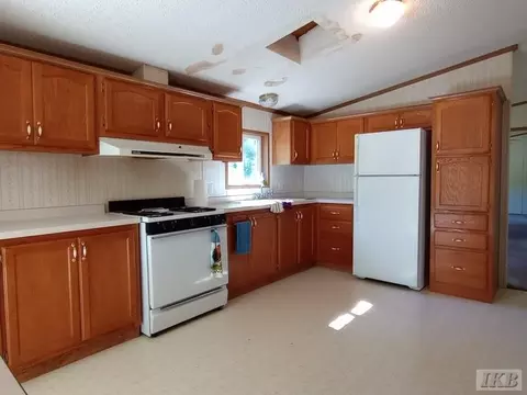 Kitchen - 659 Pine, Gladwin, MI 48624 photo 2 of 4