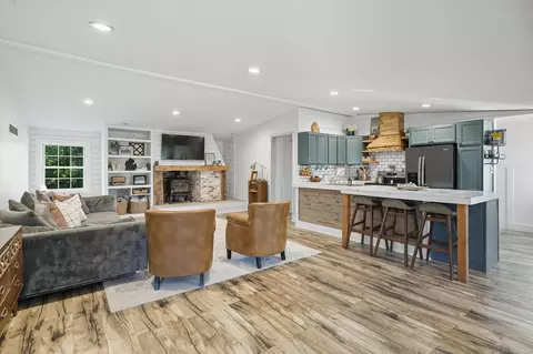 Living - 6206 Gratiot, Saint Clair, MI 48079 photo 1 of 2