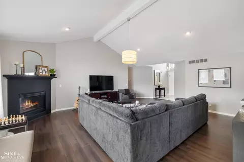 Living - 21372 Florence, Macomb, MI 48044 photo 2 of 3