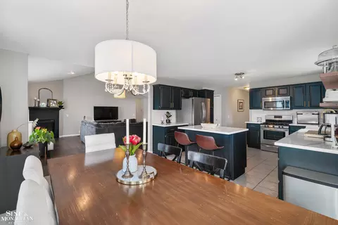 Dining - 21372 Florence, Macomb, MI 48044 photo 2 of 3