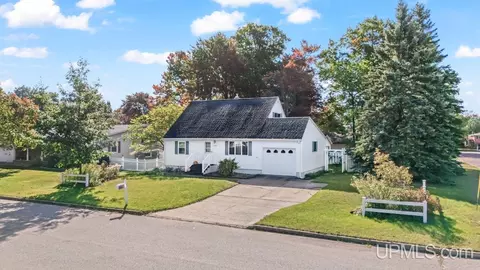 2145 S 24, Escanaba, MI 49829