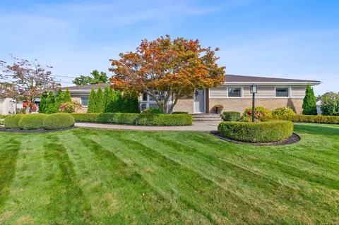 38098 Seaway, Harrison Township, MI 48045