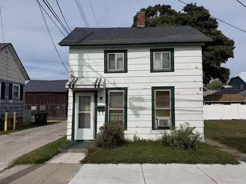 910 S 3rd, Escanaba, MI 49829