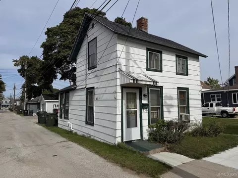 Exterior - 910 S 3rd, Escanaba, MI 49829 photo 2 of 3