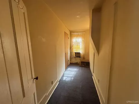 Entry Way - 910 S 3rd, Escanaba, MI 49829 photo 1 of 4
