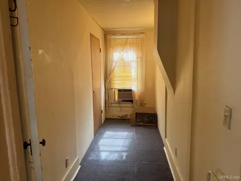 Entry Way - 910 S 3rd, Escanaba, MI 49829 photo 4 of 4