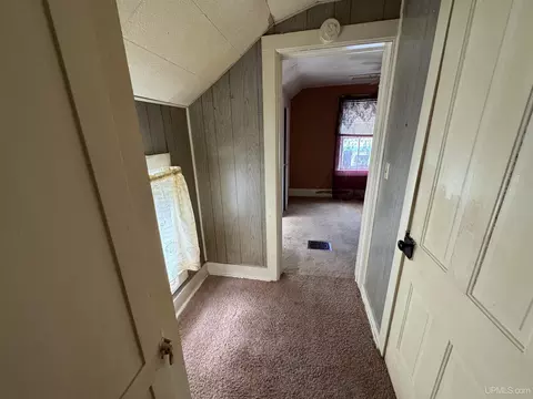 Entry Way - 910 S 3rd, Escanaba, MI 49829 photo 3 of 4
