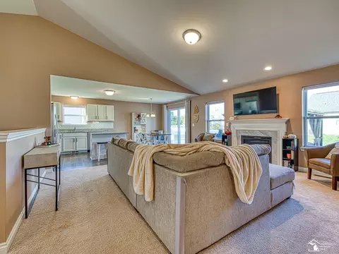 Living - 2015 Monohan, Monroe, MI 48162 photo 1 of 4