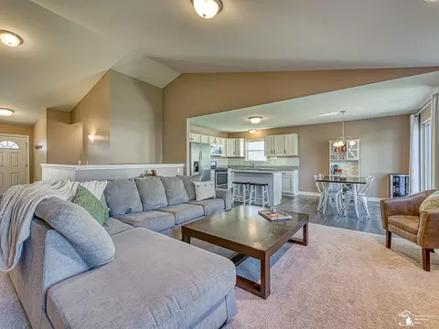 Living - 2015 Monohan, Monroe, MI 48162 photo 4 of 4