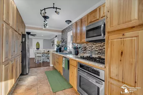 Kitchen - 29456 Walnut, Flat Rock, MI 48134 photo 2 of 4