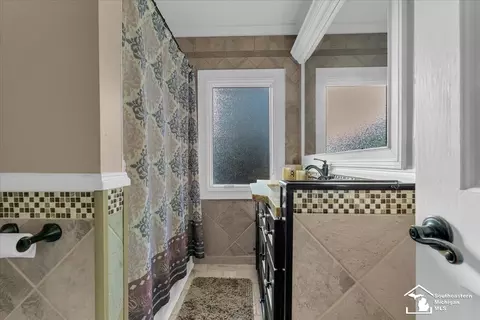 Bath - 29456 Walnut, Flat Rock, MI 48134 photo 1 of 2