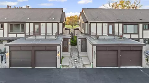 1049 Country Clb, Saint Clair Shores, MI 48082