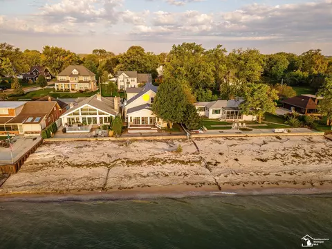 12294 Lakeshore, La Salle, MI 48145