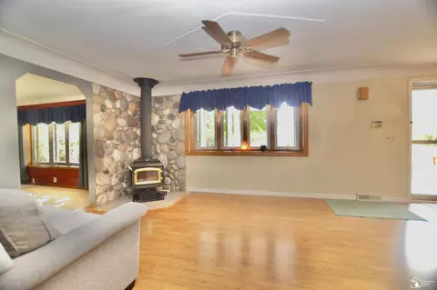 Living - 12440 Sumpter, Carleton, MI 48117 photo 1 of 5