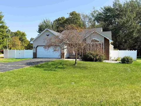 2302 Wood Crk, Burton, MI 48519