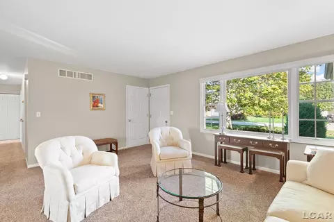 Living - 3109 E Northmor, Adrian, MI 49221 photo 3 of 4