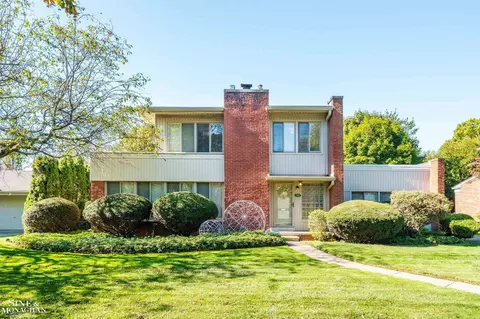 Exterior - 709 Lakepointe, Grosse Pointe Park, MI 48230 photo 14 of 28
