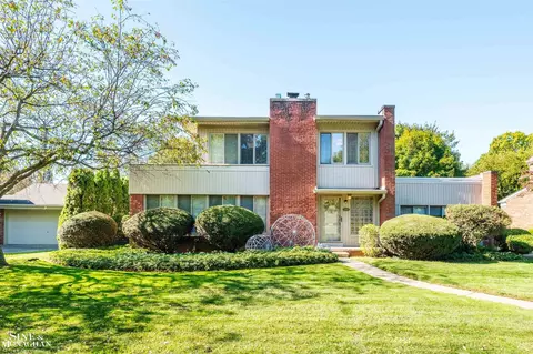709 Lakepointe, Grosse Pointe Park, MI 48230