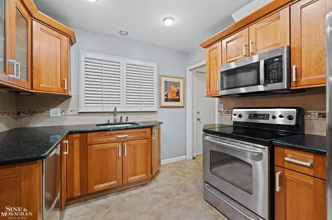 Kitchen - 709 Lakepointe, Grosse Pointe Park, MI 48230 photo 2 of 4