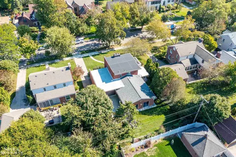 View/Area - 709 Lakepointe, Grosse Pointe Park, MI 48230 photo 4 of 11