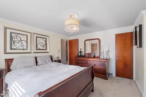 Bedroom - 709 Lakepointe, Grosse Pointe Park, MI 48230 photo 5 of 7