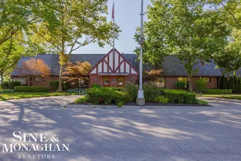 View/Area - 709 Lakepointe, Grosse Pointe Park, MI 48230 photo 5 of 11