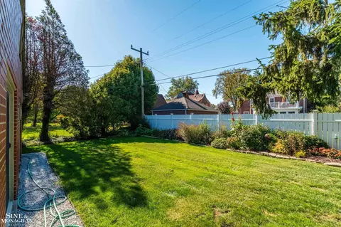 Exterior - 709 Lakepointe, Grosse Pointe Park, MI 48230 photo 11 of 28