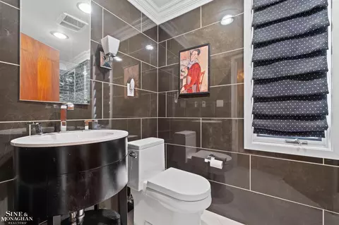 Bath - 709 Lakepointe, Grosse Pointe Park, MI 48230 photo 2 of 3