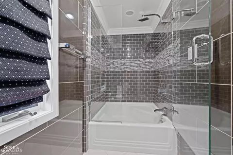 Bath - 709 Lakepointe, Grosse Pointe Park, MI 48230 photo 3 of 3