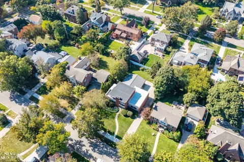 View/Area - 709 Lakepointe, Grosse Pointe Park, MI 48230 photo 2 of 11