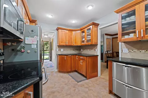 Kitchen - 709 Lakepointe, Grosse Pointe Park, MI 48230 photo 4 of 4