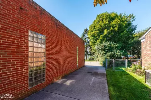Exterior - 709 Lakepointe, Grosse Pointe Park, MI 48230 photo 6 of 28