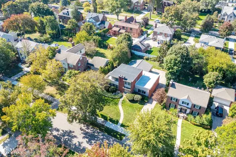 View/Area - 709 Lakepointe, Grosse Pointe Park, MI 48230 photo 3 of 11