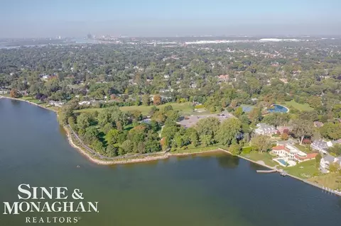View/Area - 709 Lakepointe, Grosse Pointe Park, MI 48230 photo 8 of 11