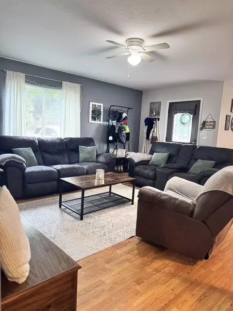 Living - 4876 Cedar Dr, Gladwin, MI 48624 photo 4 of 8