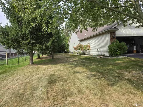 Exterior - 1670 Spruce #1, Temperance, MI 48182 photo 4 of 6