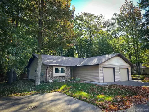 104 Forest Rdg, Marquette, MI 49855