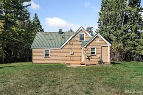 6 Horseshoe Lake Cr, Negaunee, MI 49866