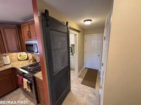 Entry Way - 50187 Madison, Macomb, MI 48044 photo 3 of 5