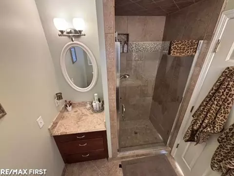Bath - 50187 Madison, Macomb, MI 48044 photo 3 of 8