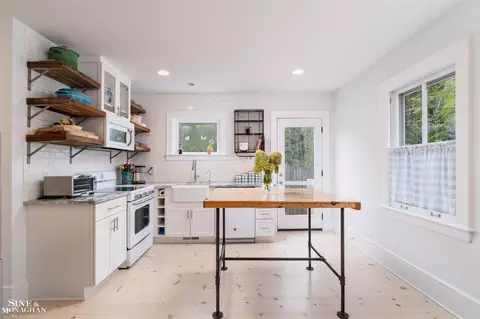 Kitchen - 65 Mapleton, Grosse Pointe Farms, MI 48236 photo 2 of 5