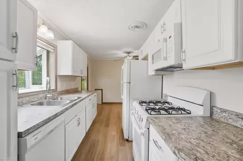 Kitchen - 17108 Mulberry, Riverview, MI 48193 photo 2 of 3