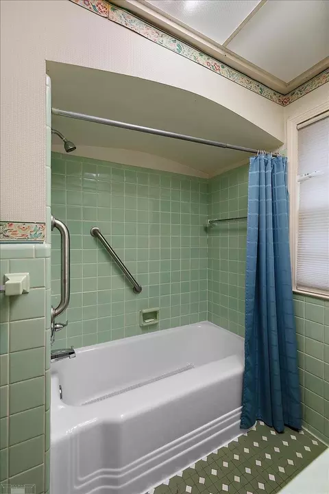 Bath - 1485 Torrey, Grosse Pointe Woods, MI 48236 photo 3 of 5