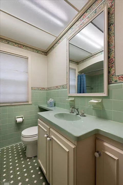 Bath - 1485 Torrey, Grosse Pointe Woods, MI 48236 photo 2 of 5